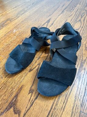 B38 Munro Women’s 7 Black Suede Crisscross Ankle Strap Stretch Sandals